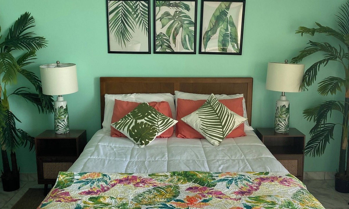 Williams Town Condo | Charming beach front condo, Freeport ,Coral Beach, with AC/WiFi, salon/spa, pool