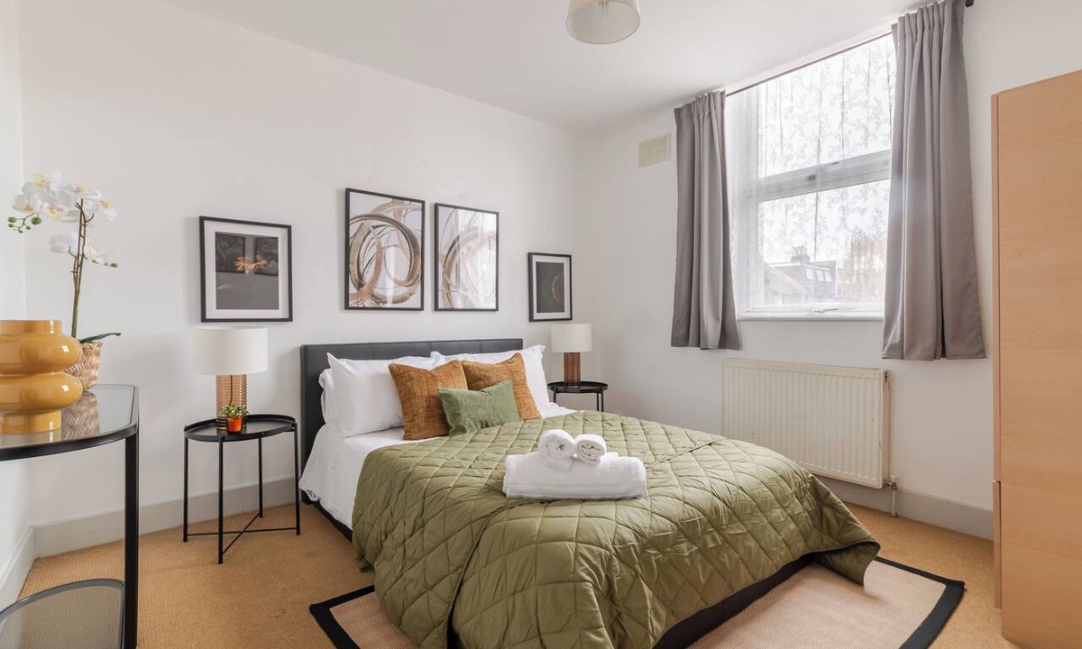 Addison Apartment | Charming Bright & Cosy Flat in West London