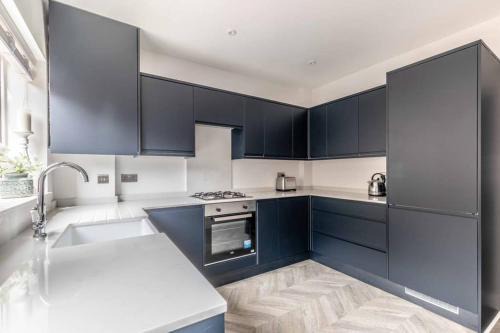 Windsor House | Charming cottage in WINDSOR - WALK TO CASTLE &SHOPS! - By Tempstay