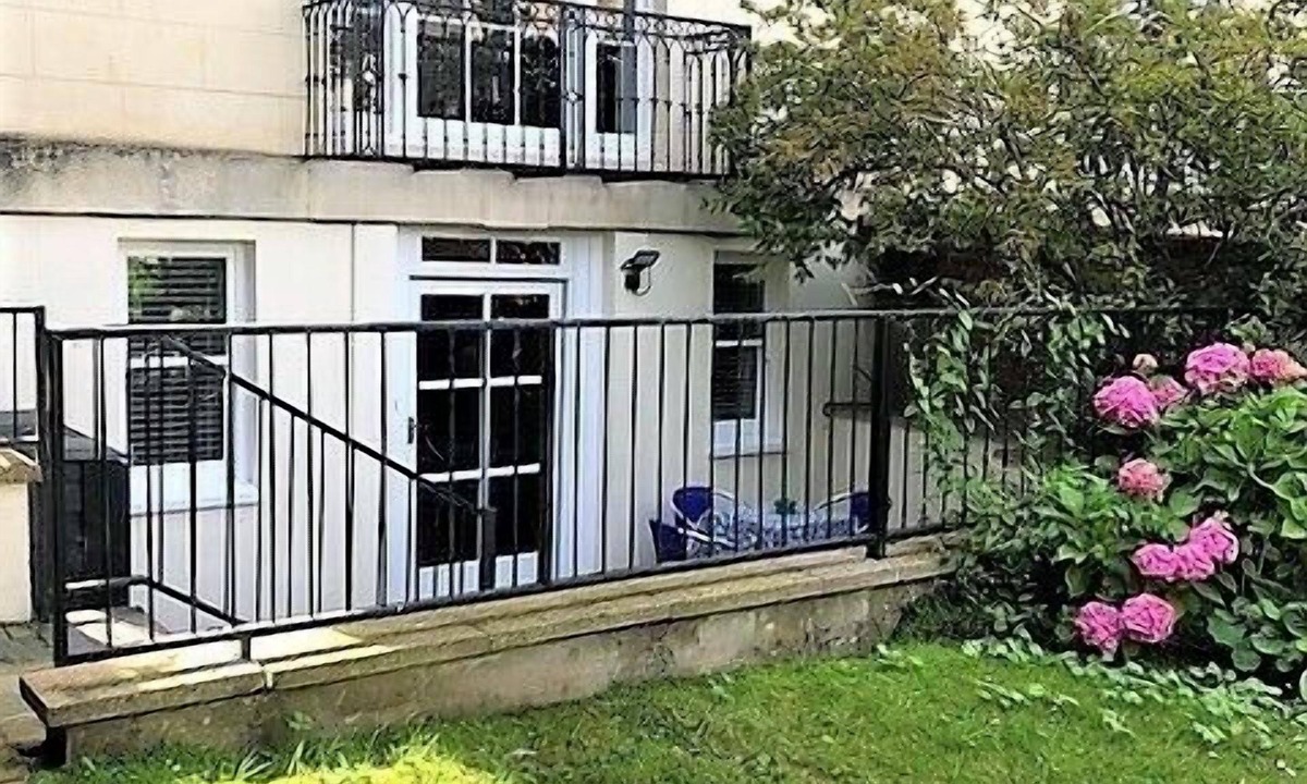 Clifton Apartment | Charming Flat With Private Patio in Clifton