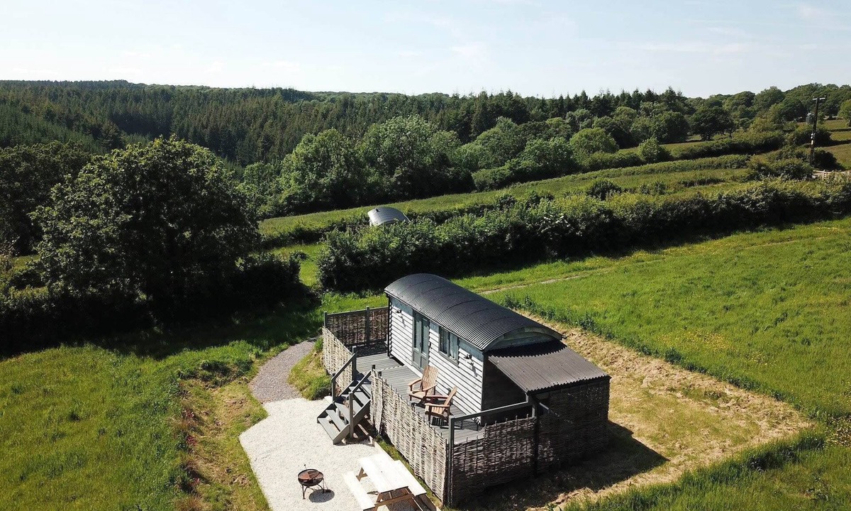 Sidmouth Cabin | Charming Hut with Outdoor Bath & Decking, Sea Views