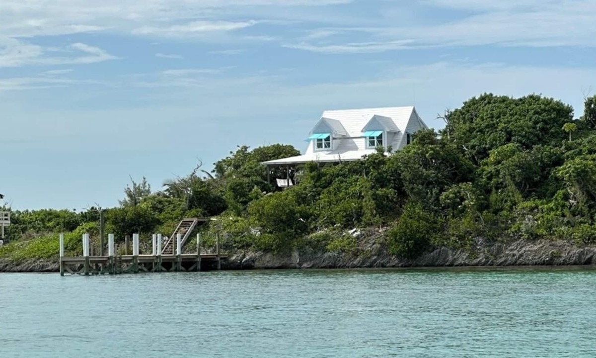 Lubbers Quarters Cay House | Charming Out-island Cottage with Private Dock on Tilloo Cay