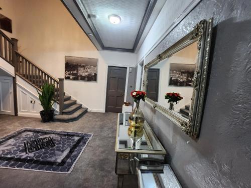 Trafford House | Charming Tudor Cottage White House Free Wifi Manchester