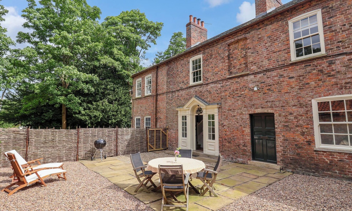 Sutton on the Forest Cottage | CHAUFFEURS COTTAGE, pet friendly, with open fire in Huby