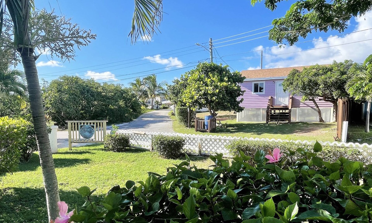 Alice Town House | Cheerful Bahamian Pad. Walk to Beaches, Bars, Restaurants, Grocery-Liquor stores