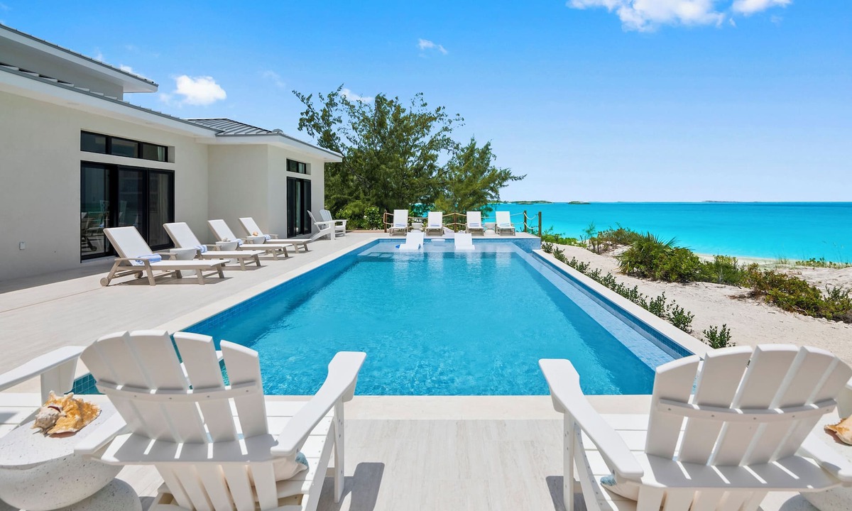 William's Town House | CIESTA SANDS- Beachfront Luxury, Top Beach, 4 bedrooms w private bath, Pool