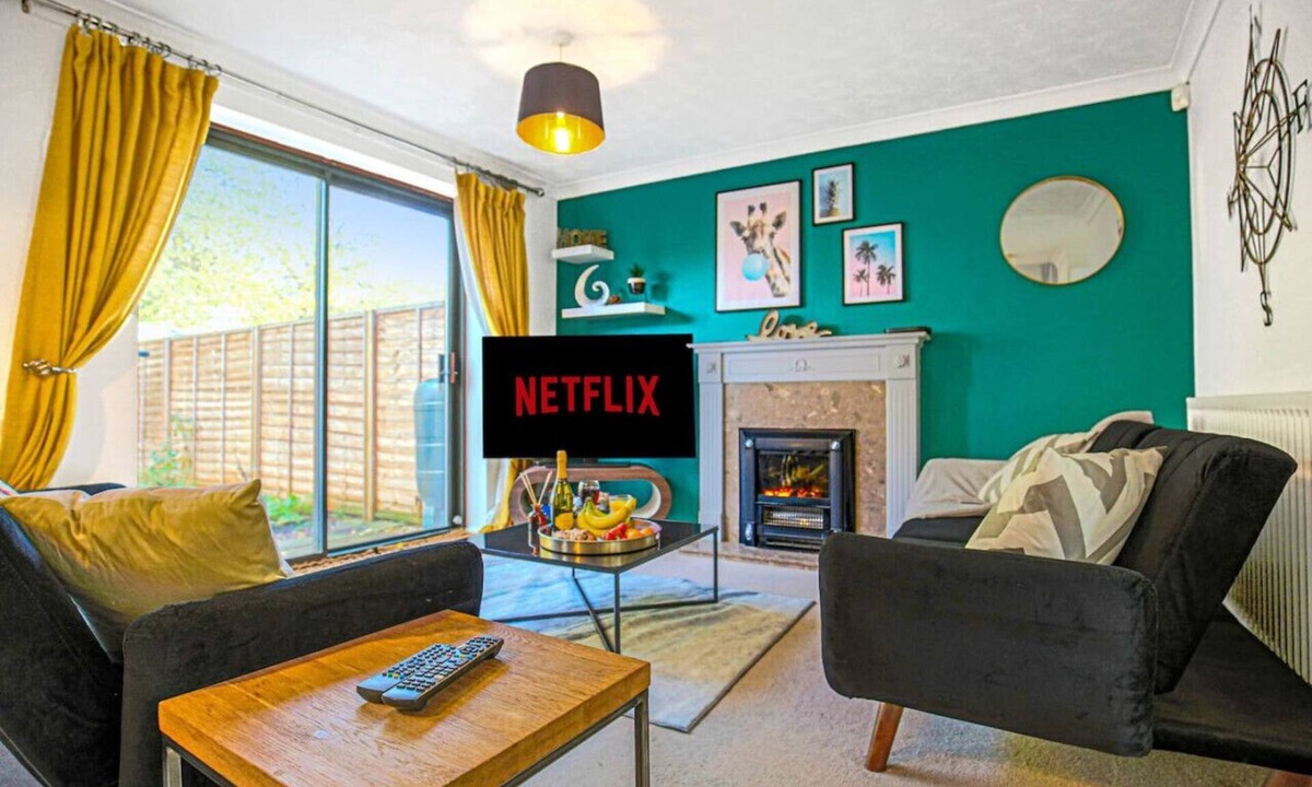 Knowle Sands House | City Centre House Pool Table Driveway Parking Sky TV Fast Wifi Yoko Property