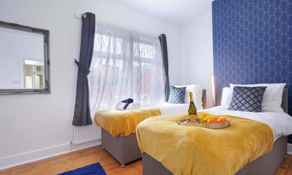 Northampton House | City Centre House Sleeps 7 Free Parking Fast Wifi Sky TV Netflix Self-Check-In Yoko Property