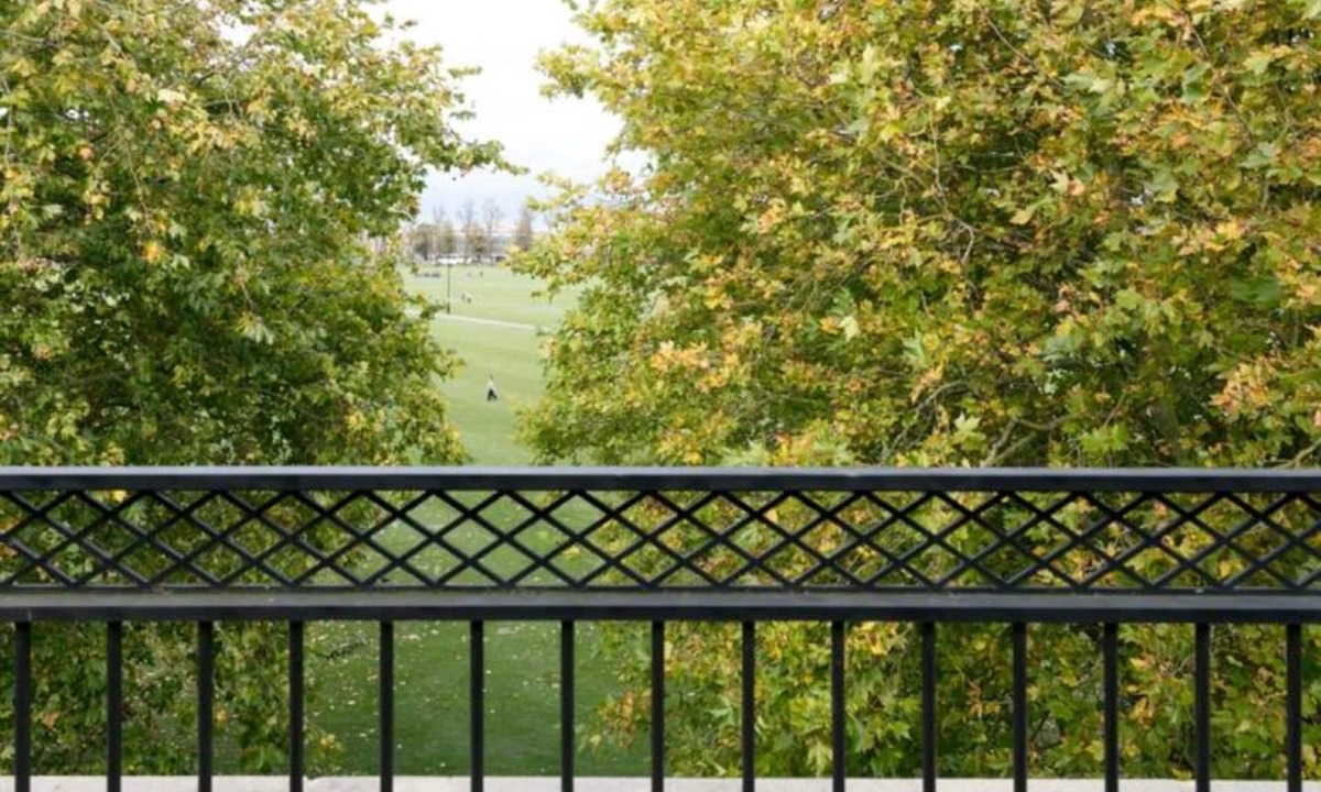 Cambridge City Centre Apartment | City Centre Penthouse with Balcony 5 mins walk to Colleges and Sleeps 6