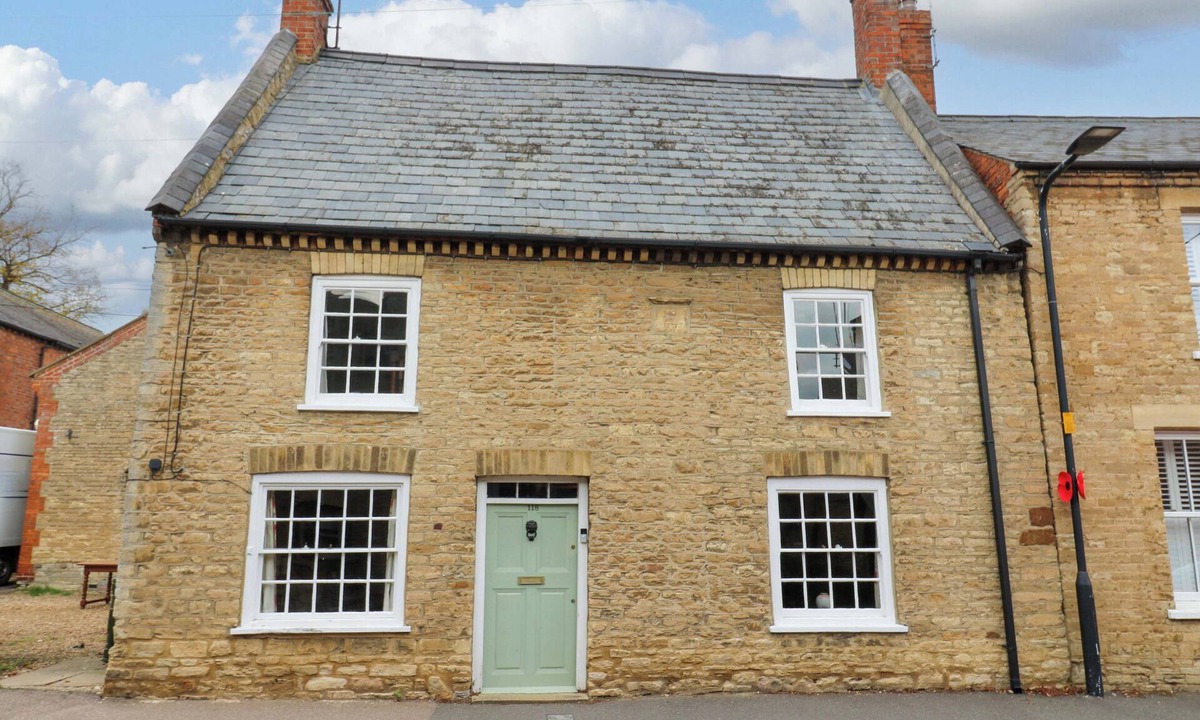 Harrold Cottage | CLARE'S COTTAGE, pet friendly, character holiday cottage in Harrold
