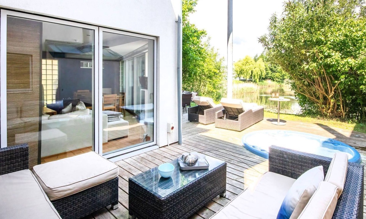 Cirencester House | Clearwater 67, Ortolan Villa (P) - Lakeside House, Hot Tub, Spa Access, Sleeps 8