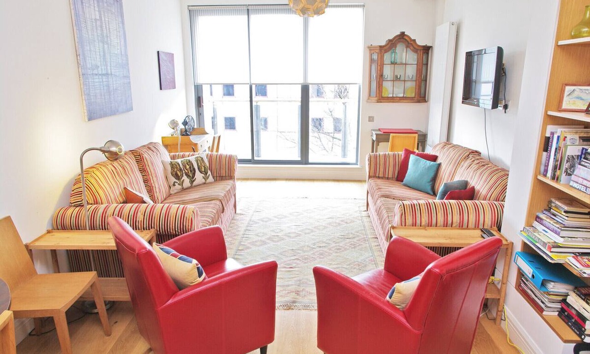 Farringdon Apartment | Clerkenwell Near Station With Lift & Balcony