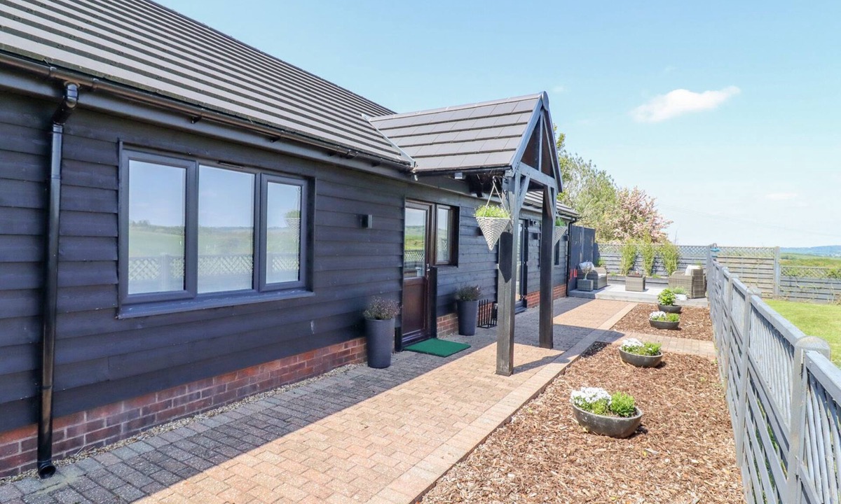 Dagnall Cottage | CLOSEFIELD, romantic, with a garden in Ivinghoe