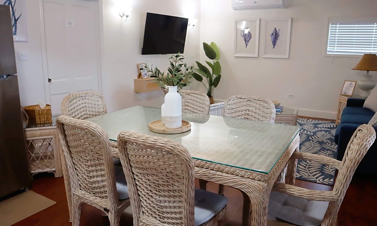 Dunmore Town Apartment | Coastal Chic - Cozy 2BR 3bd in charming Harbour Island Steps to Pink Sand Beach