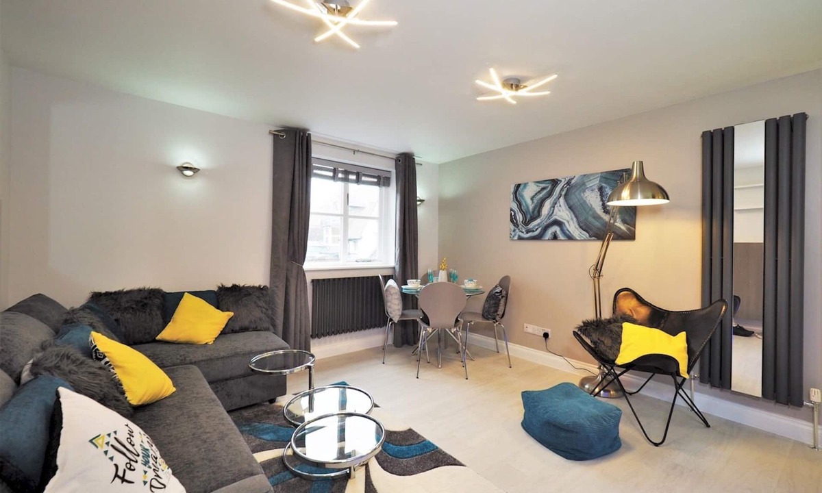 Eton Apartment | Contemporary Boutique 4 Sleeper Eton High Street - Pass the Keys