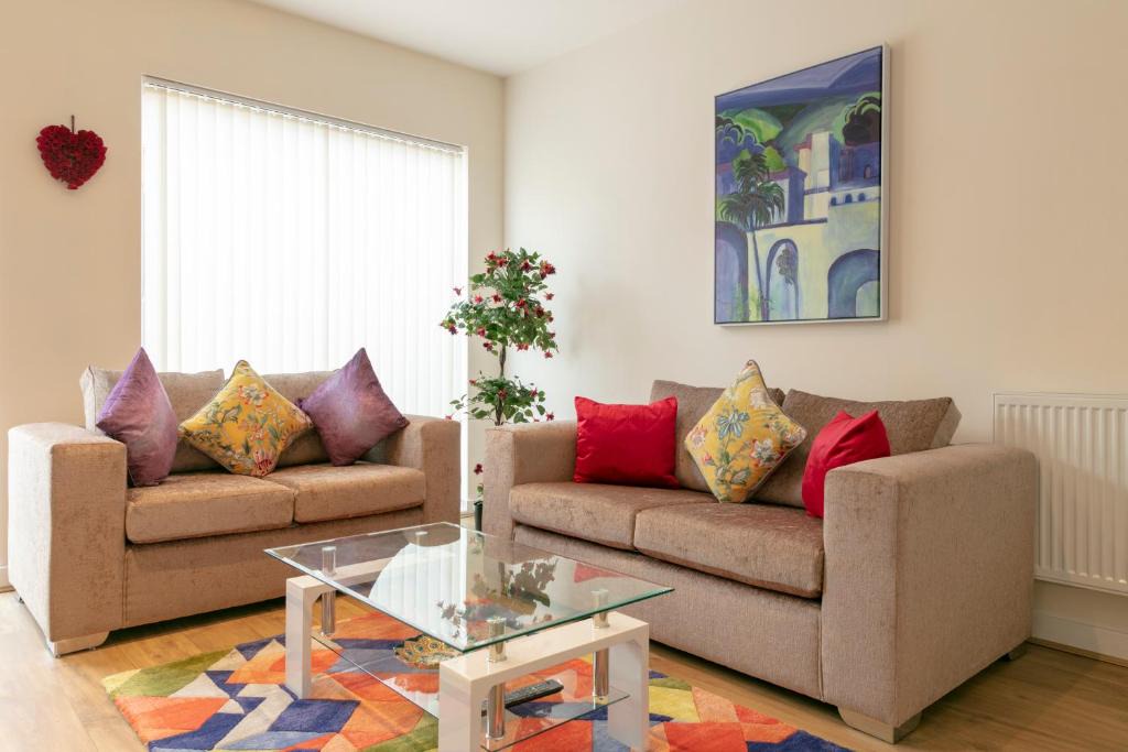 Trumpington Apartment | Contemporary & Exquisite Trumpington Townhouse with Parking & 5 mins to Addenbrookes & Papworth hospitals
