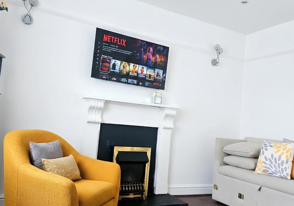Whiston Apartment | Contractor Accommodation Sleeps 5 Parking for 2 Vans