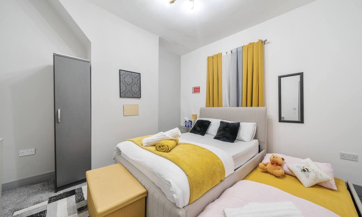 Stoke-on-Trent House | Contractor-friendly 2-bedroom house with free parking