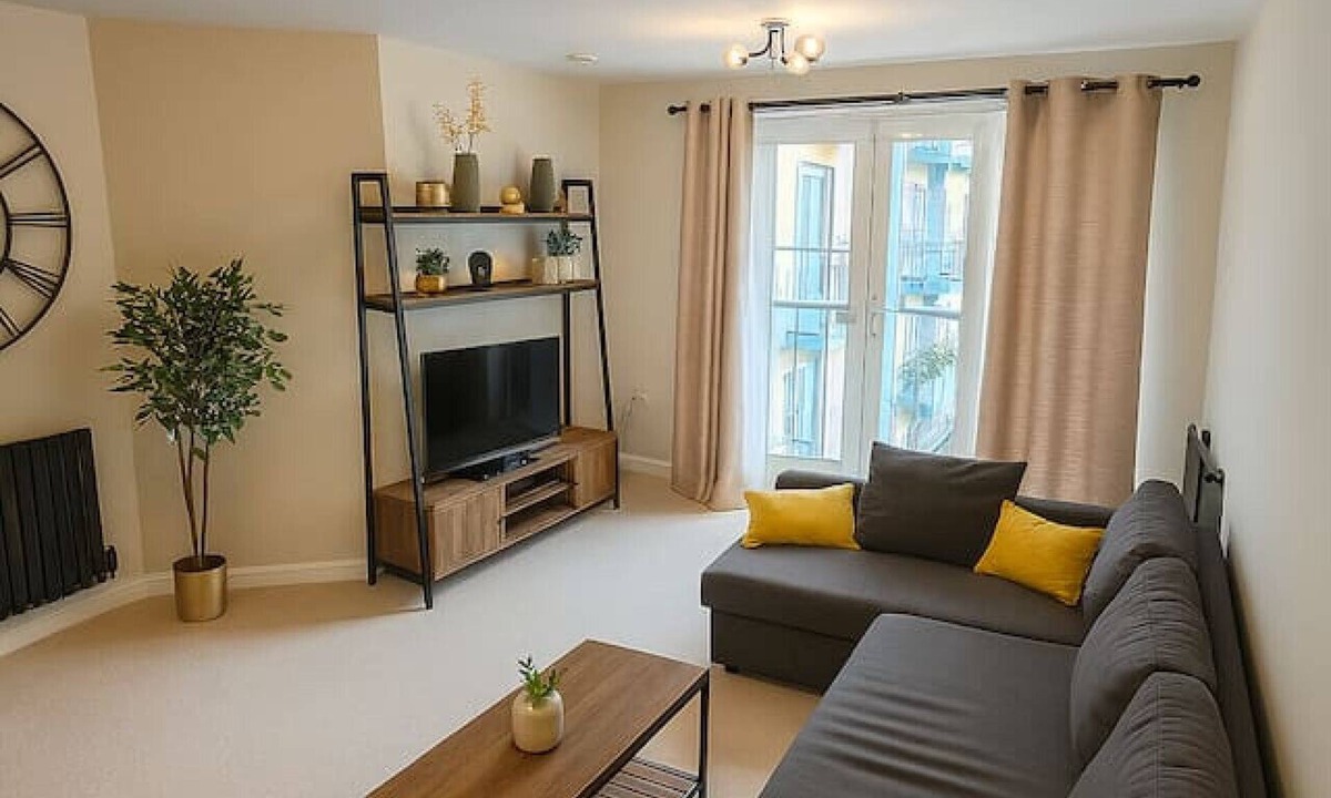 Hatfield Apartment | Contractor Stay Hatfield | Free Parking | Sleeps 4