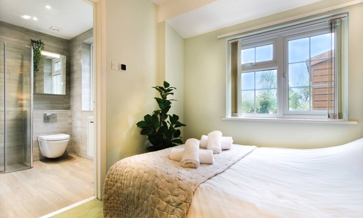 Cambridge House | Convenient Studio nr Addenbrookes with Parking