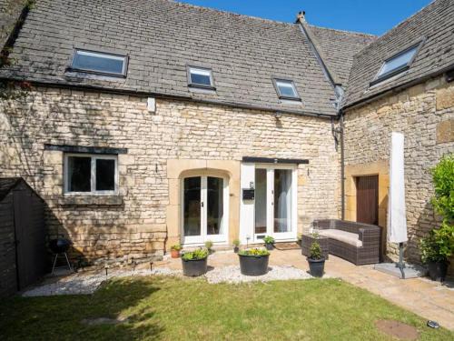 Cheltenham House | Converted 17th century barn with garden parking - Pass the Keys