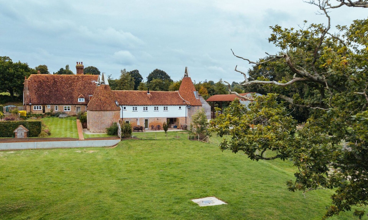 Ewhurst Green House | Converted barn/Oast House with amazing views and EV chargers