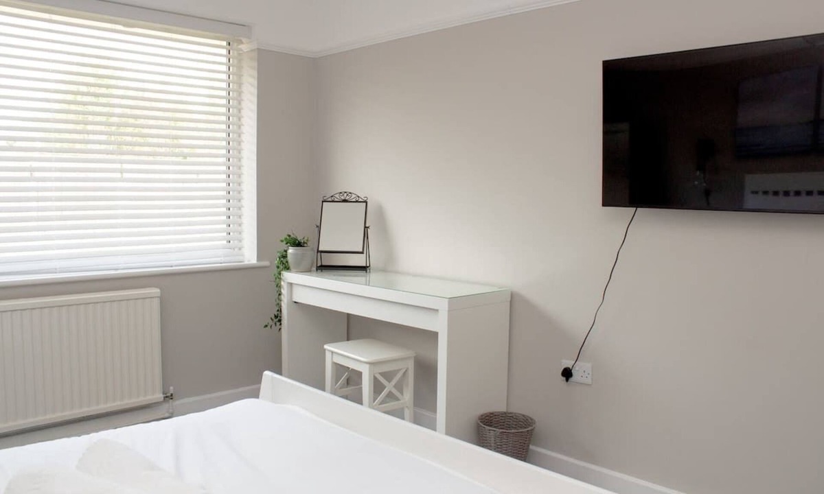 West Kirby House | Cosy 3Bed Bungalow in West Kirby, Free Parking