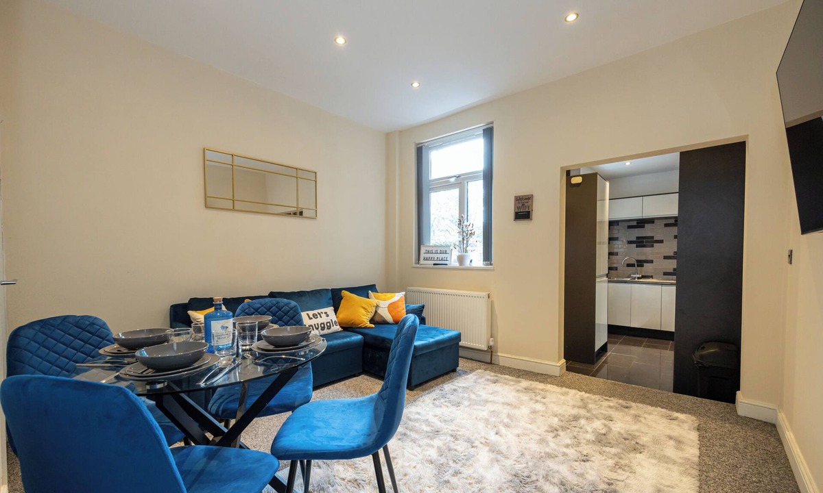 Newcastle-Under-Lyme House | Cosy 4 Bed Townhouse near Keele University and Royal Stoke Hospital