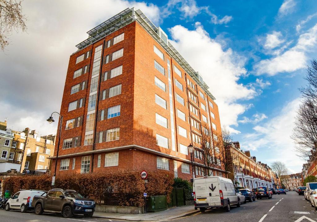 Courtfield Apartment | Cosy Apartment in London with Jacuzzi