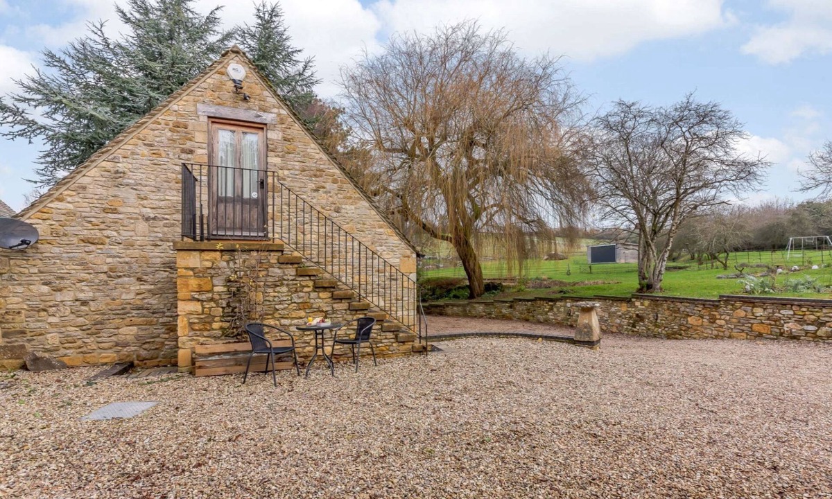 Little Rissington Cottage | Cosy one bedroom dog friendly holiday home in the Cotswolds - The Nest at Robins Roost