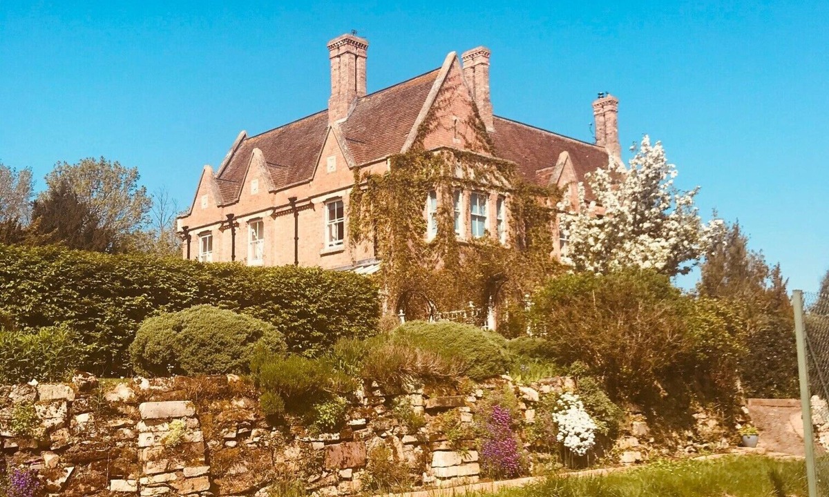 Bedford Apartment | Cosy one bedroom flat in a country house.