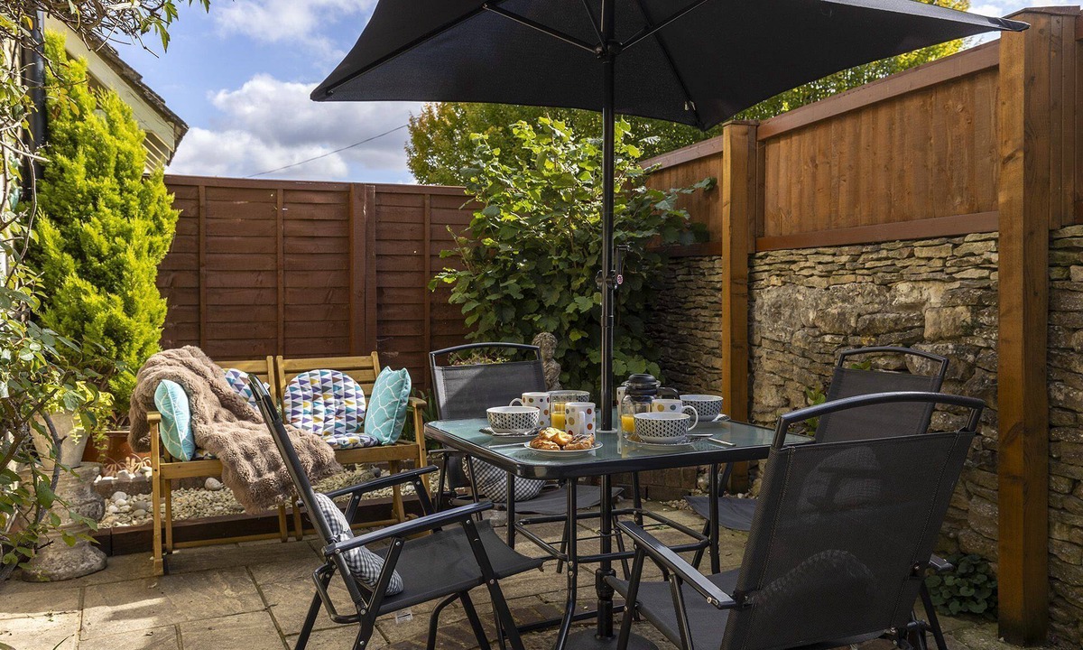 Stow-on-the-Wold Cottage | Cosy, secluded and dog friendly holiday cottage, sleeping 4 with 2 bedrooms , in the Cotswolds - Apr