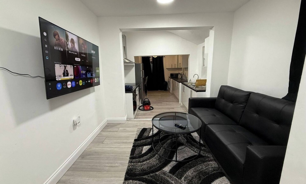 Bedford House | Cosy Six Bedroom House in Bedford Town