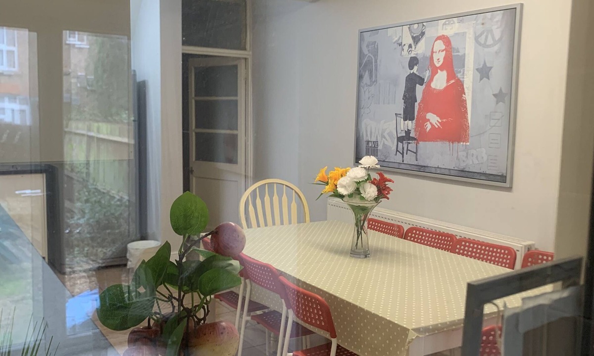 Harringay House | Cosy very large 7 bedroom Victorian home in Zone 2 London