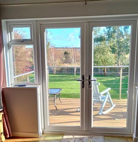 Twywell Apartment | Countryside 2 Bed Bungalow with Stunning Views Free WiFi and Parking Ideal for Business and Leisure