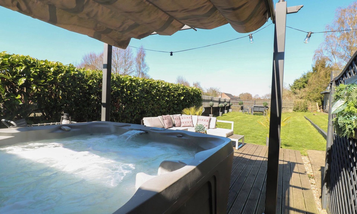 Belper Cottage | COUPLING COTTAGE, pet friendly, with hot tub in Belper