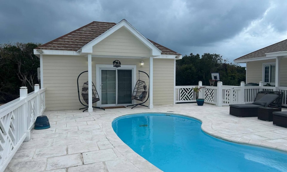 Rainbow Bay Cottage | Cozy 1-bedroom Rainbow Bay Cottage with Pool, AC & Laundry