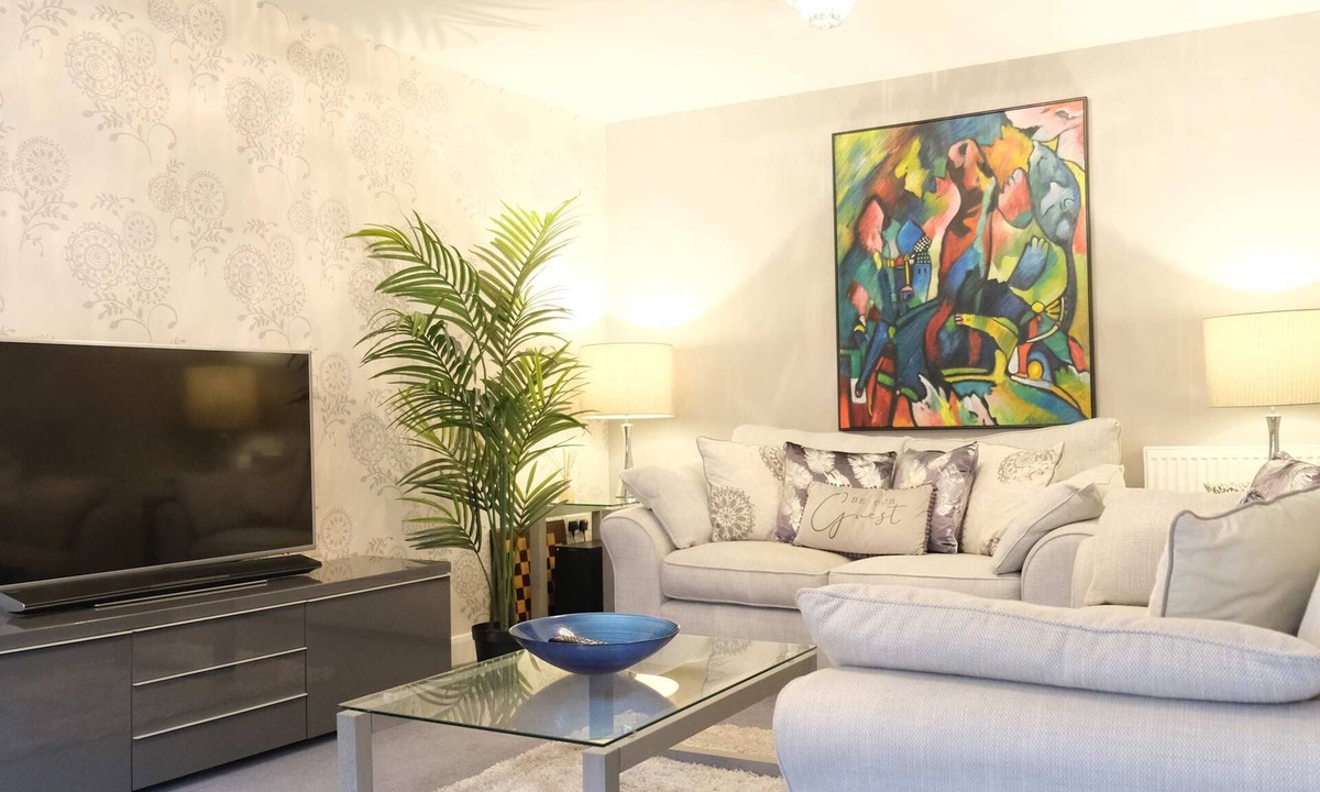 Bedford House | Cozy 4-BR Brick House with Garden in Bedford