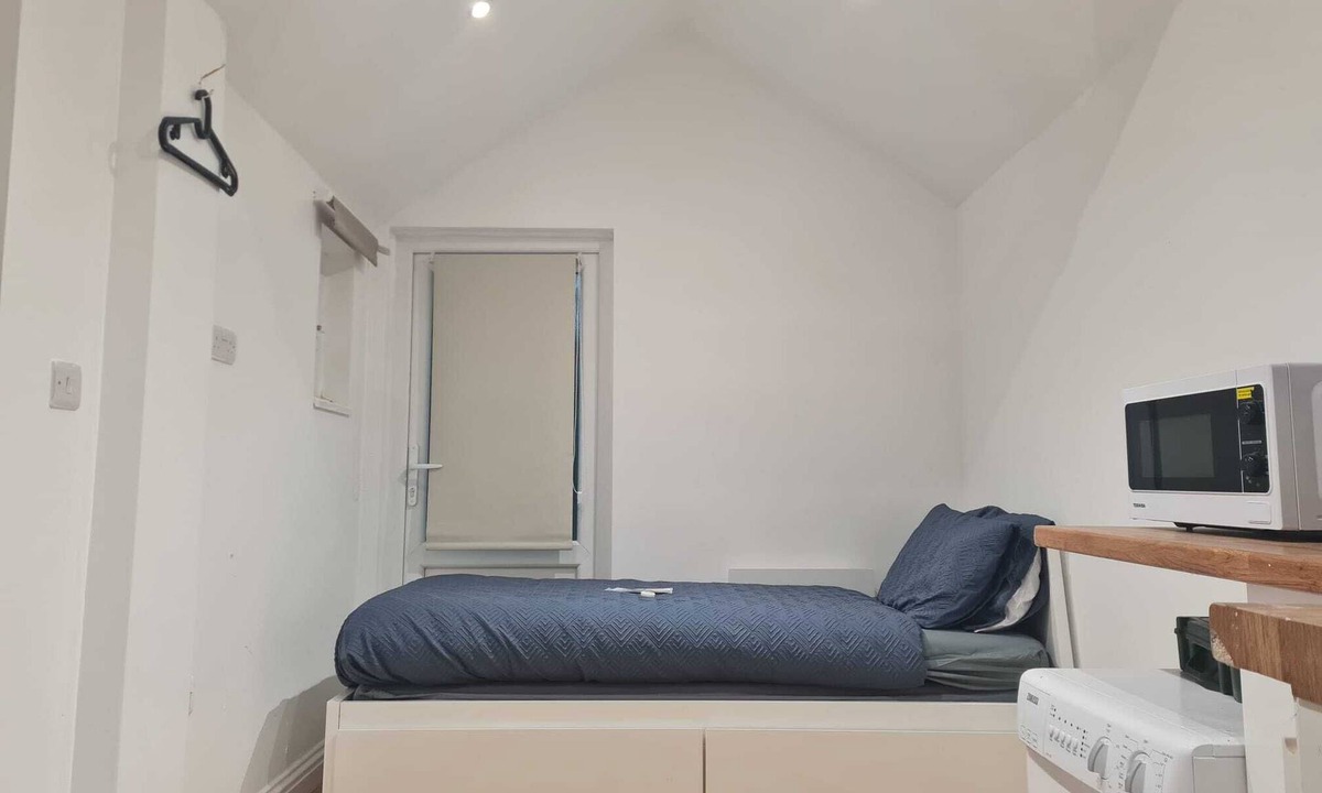 Fenny Stratford Apartment | Cozy Detached Studio Retreat with Kitchen & Bath
