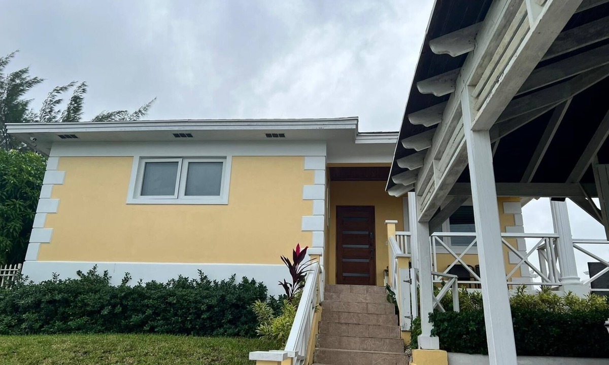 Nassau House | Cozy in paradise. 5 minutes from the beach, Fish Fry, and downtown Bay Street.