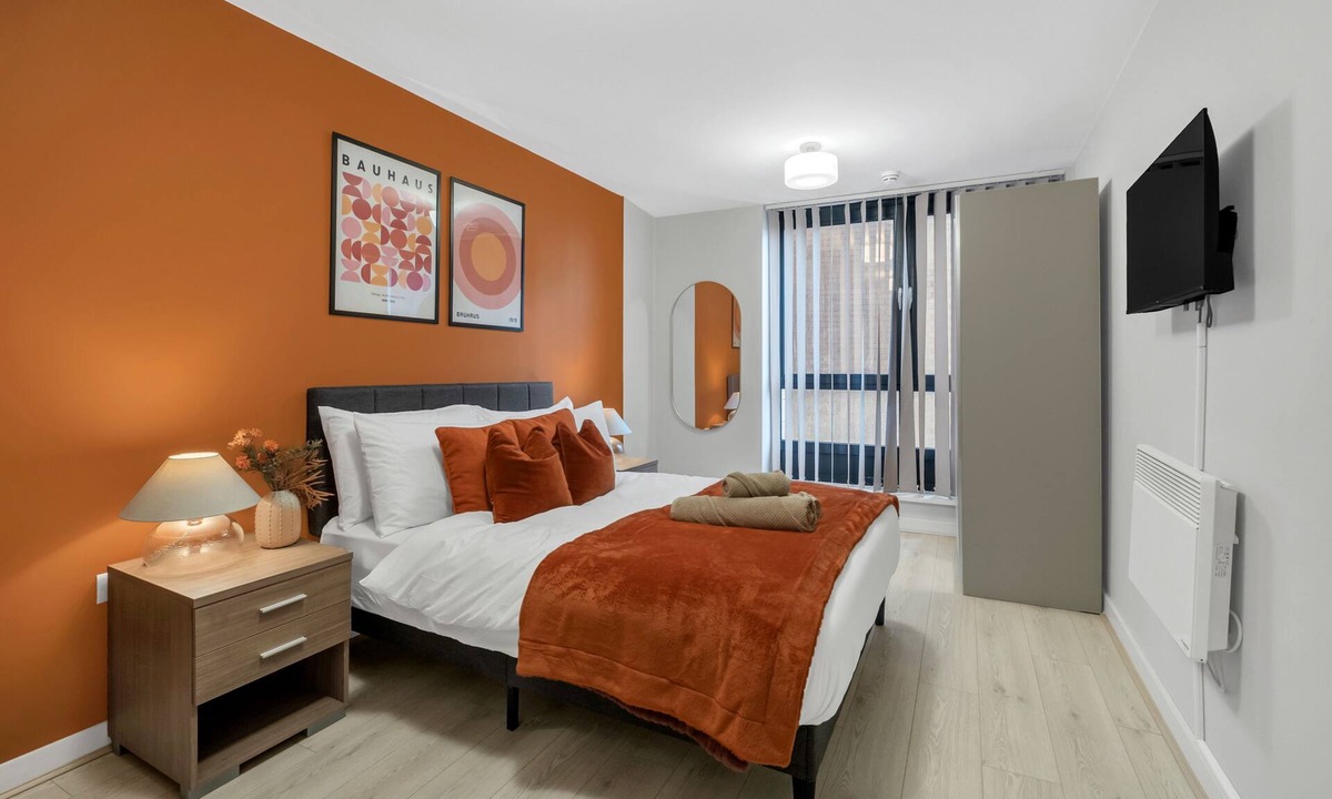 Canning Town South Apartment | Cozy London Apartment with City Views