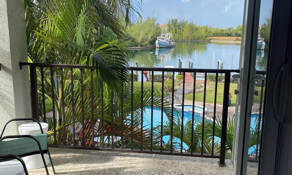 Lucaya Apartment | Cozy studio across the street from beach with AC, WiFi