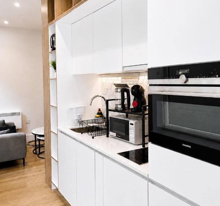 Heathrow Villages Apartment | Cozy Studio Apartment - 7 Minutes Drive to Heathrow Airport Terminal 4 - Unlimited Wi-Fi - Sleeps 2 - Paid Parking