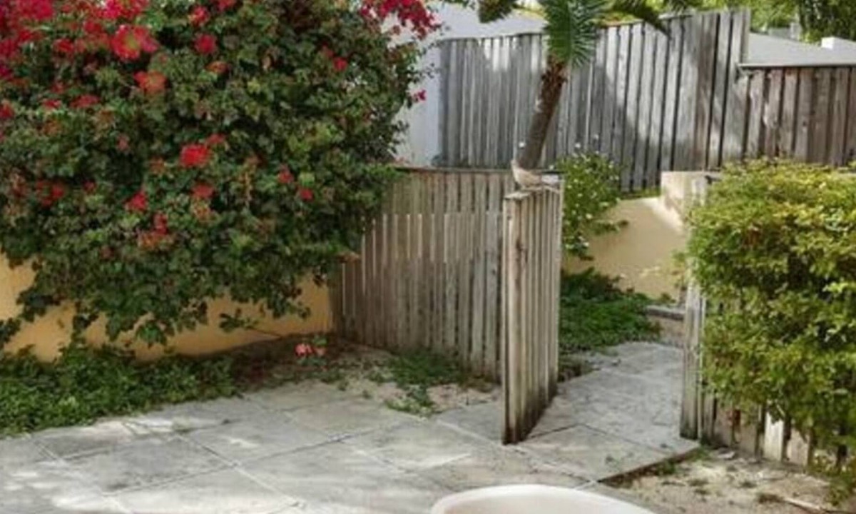 Paradise Island Villa | CURB APPEAL + KING SUITE - ACROSS FROM THE BEACH