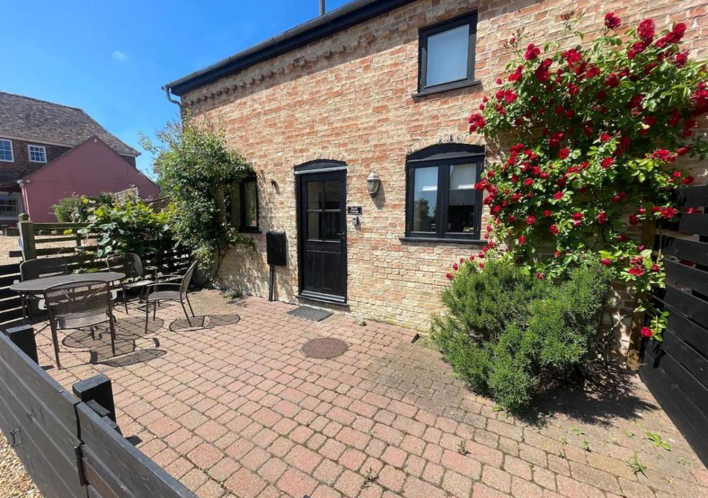 Cambridge House | Cute Farm Cottage in quaint, peaceful village