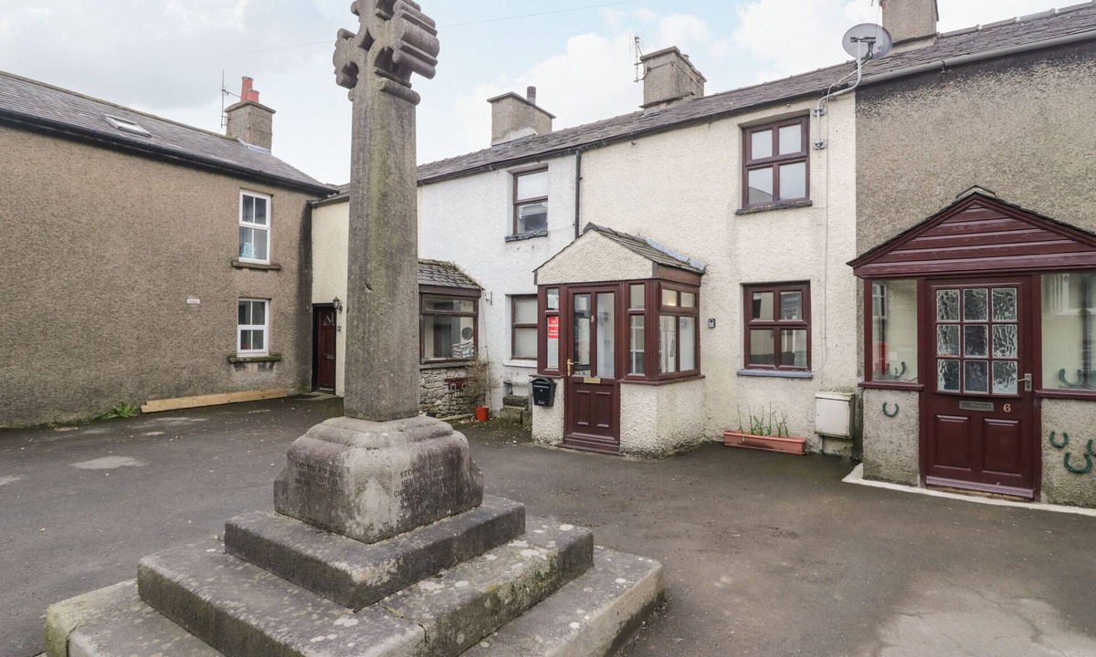 Flookburgh Cottage | DAFFODIL COTTAGE, pet friendly, with open fire in Flookburgh