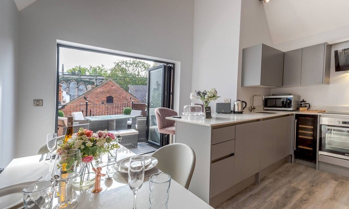 Shrewsbury Apartment | Dahlia Contemporary town centre apartment - Pass the Keys