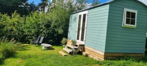 Fivelanes Apartment | Delightful Shepherd's Hut set in peaceful meadow