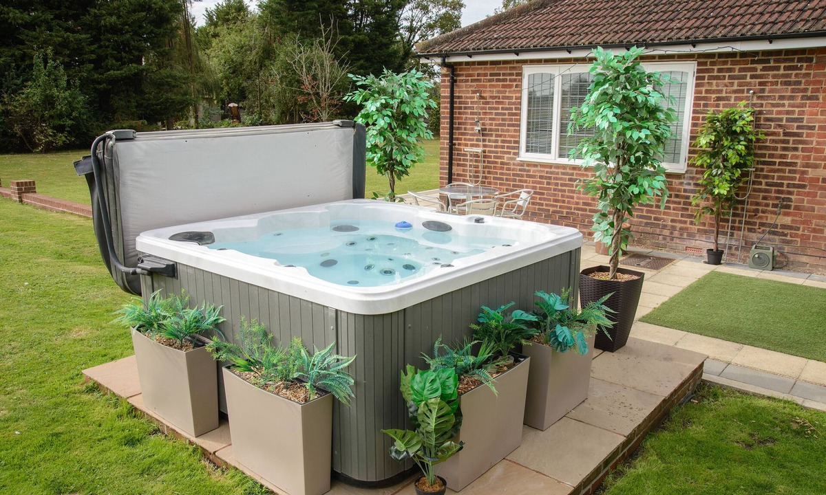 Howlett End Cabin | Deluxe 1 Bed Versace Hottub Skytv