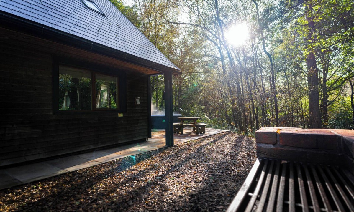 Farley Cabin | Denstone; woodland lodge for 8 with hot tub, log burner, BBQ, near Alton Towers.